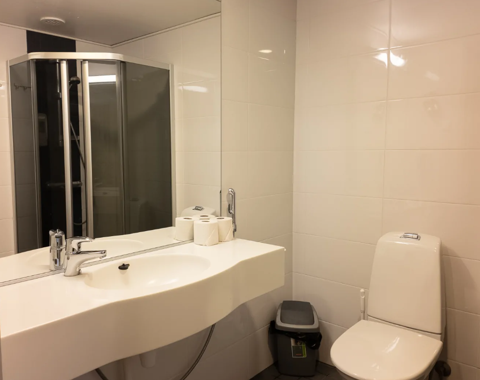 kylpyhuone Hotelli Alvariini Alajarvi.png